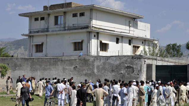 Curiosos e imprensa observam a casa onde Osama bin Laden foi morto no Paquistão Curiosos e imprensa observam a casa onde Osama bin Laden foi morto no Paquistão