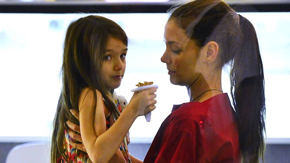 Suri Cruise e Katie Holmes tomam sorvete juntas em Nova York após anúncio do divórcio de Tom Cruise Suri Cruise e Katie Holmes tomam sorvete juntas em Nova York após anúncio do divórcio de Tom Cruise