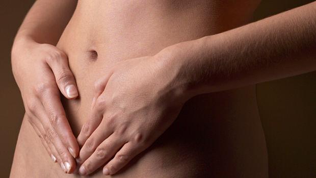 Endometriose pode causar dor pélvica, inflamações e problemas de fertilidade