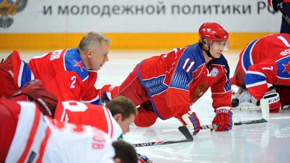 Vladimir Putin durante treino de hóquei no gelo em Moscou, novembro de 2011