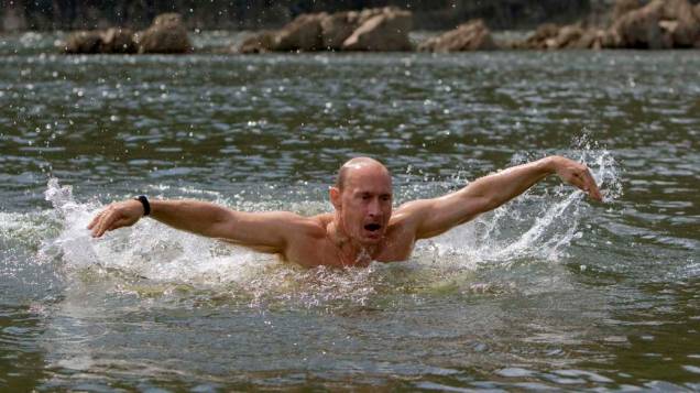 Vladimir Putin em um lago ao sul da Sibéria em agosto de 2009 Vladimir Putin em um lago ao sul da Sibéria em agosto de 2009