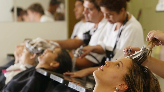 Mulher é atendida no salão de beleza Jacques Janine, em São Paulo