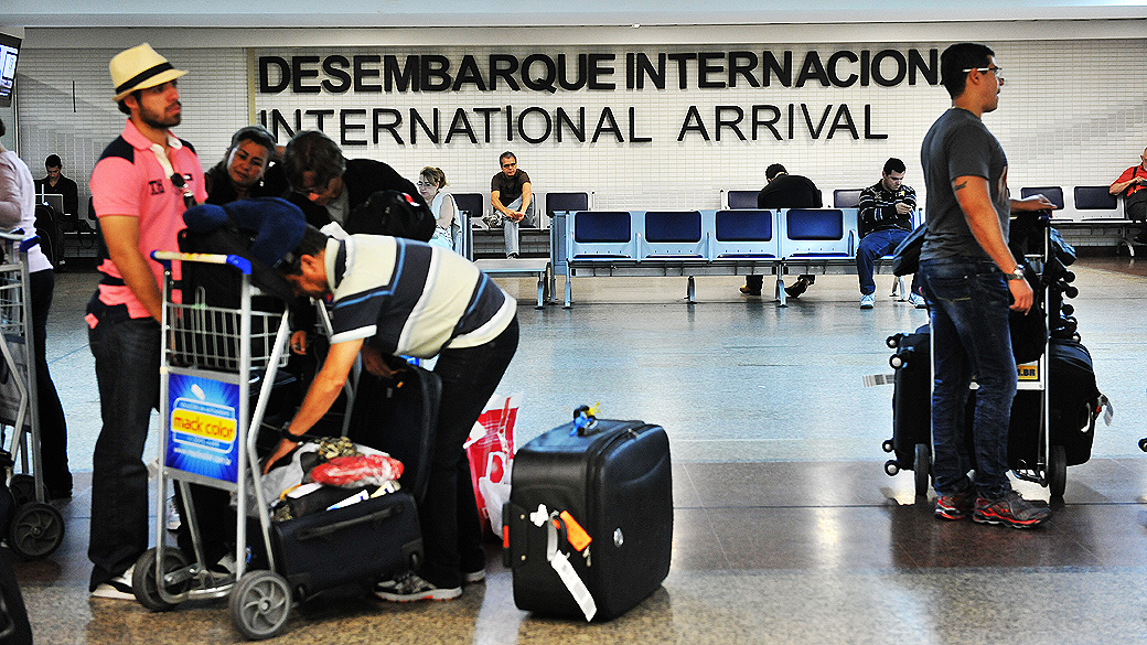 Movimentação de passageiros no desembargue do Aeroporto Internacional de Guarulhos (Cumbica), em São Paulo