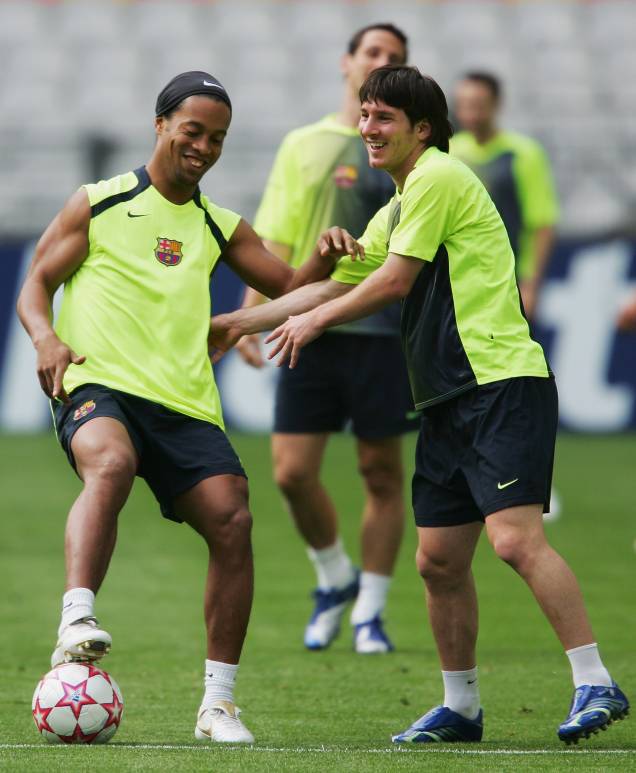 Ronaldinho Gaúcho e Messi durante treino do Barcelona em 2006 Ronaldinho Gaúcho e Messi durante treino do Barcelona em 2006