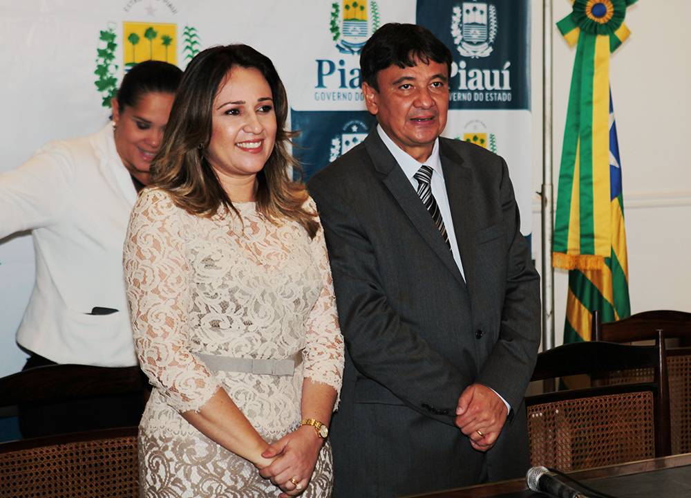 O governador do Piauí, Wellington Dias (PT), dá posse a sua mulher, Rejane Dias (PT), na secretaria de Educação