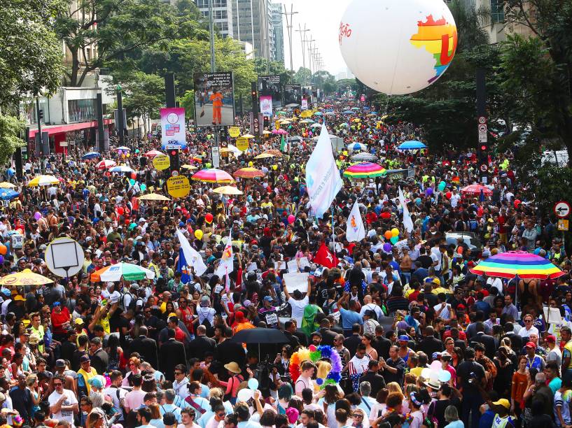 Multidão se reúne na Avenida Paulista, em São Paulo (SP), para participar da 20ª Parada do Orgulho LGBT. Segundo os organizadores, 2,5 milhões de pessoas devem participar do evento neste ano - 29/05/2016