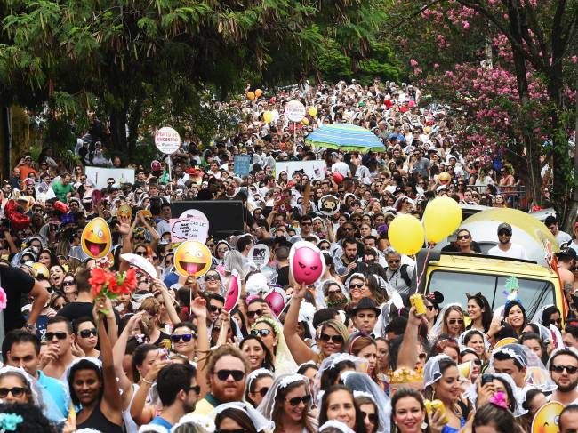 Bloco 'Casa Comigo' desfila pelas ruas da Vila Madalena, em São Paulo