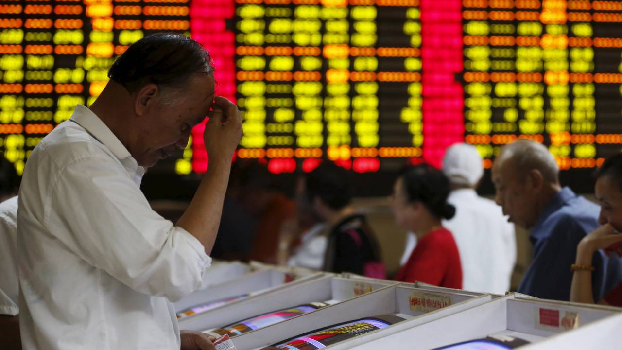 Investidor olha para a tela de seu computador durante o pregão na bolsa de Xangai, na China - 08/07/2015