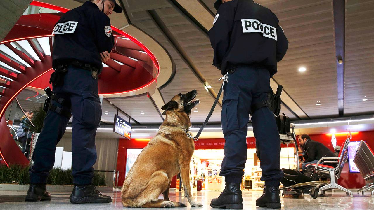 Soldados e policiais franceses patrulham o aeroporto Charles de Gaulle, em Paris, de onde partiu o avião da EgyptAir- 19/05/2016