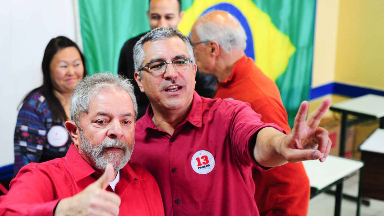 O ex presidente Lula chega para votar junto com o Candidato ao governo de São Paulo, Alexandre Padilha, na Escola João Firmino, em São Bernardo do Campo, São Paulo