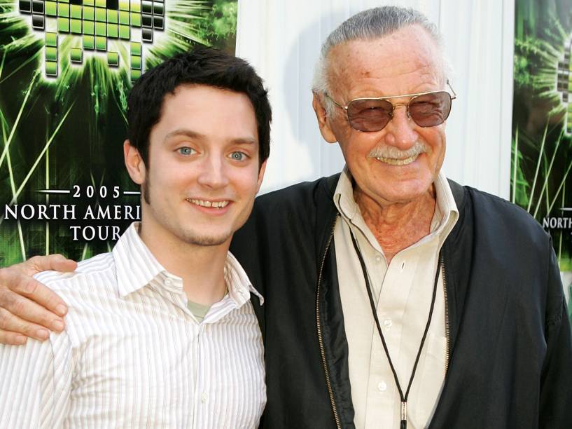 Stan Lee ao lado do ator Elijah Wood, no evento Video Game Live, que aconteceu em 2005, em Hollywood