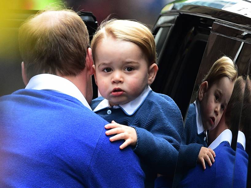 Príncipe George na entrada do hospital St. Mary, em Londres, na Inglaterra