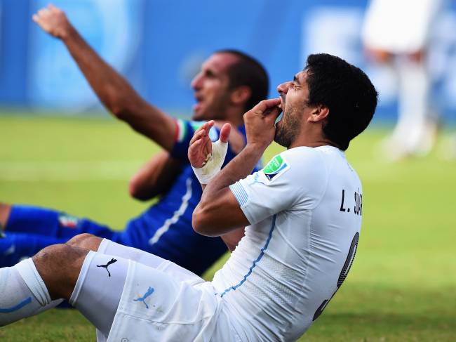 alx_galeria-retrospectiva-fatos-do-ano-junho-20140624-29_original.jpeg 24/06/2014 - O jogador do Uruguai, Luis Suarez, e Giorgio Chiellini, da Itália, após a polêmica mordida durante a Copa do Mundo da FIFA Brasil, no estádio das Dunas, em Natal