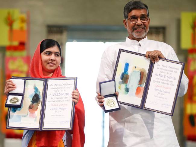 alx_galeria-retrospectiva-fatos-do-ano-outubro-20141229-090_original.jpeg 10/12/2014 - Prêmio Nobel da Paz, Malala Yousafzai e Kailash Satyarthi posam com suas medalhas durante a cerimônia de premiação do, em Oslo. A adolescente paquistanesa foi baleada pelo Talibã por se recusar a abandonar a escola, e o ativista indiano foi reconhecido por seu trabalho pelos direitos das crianças