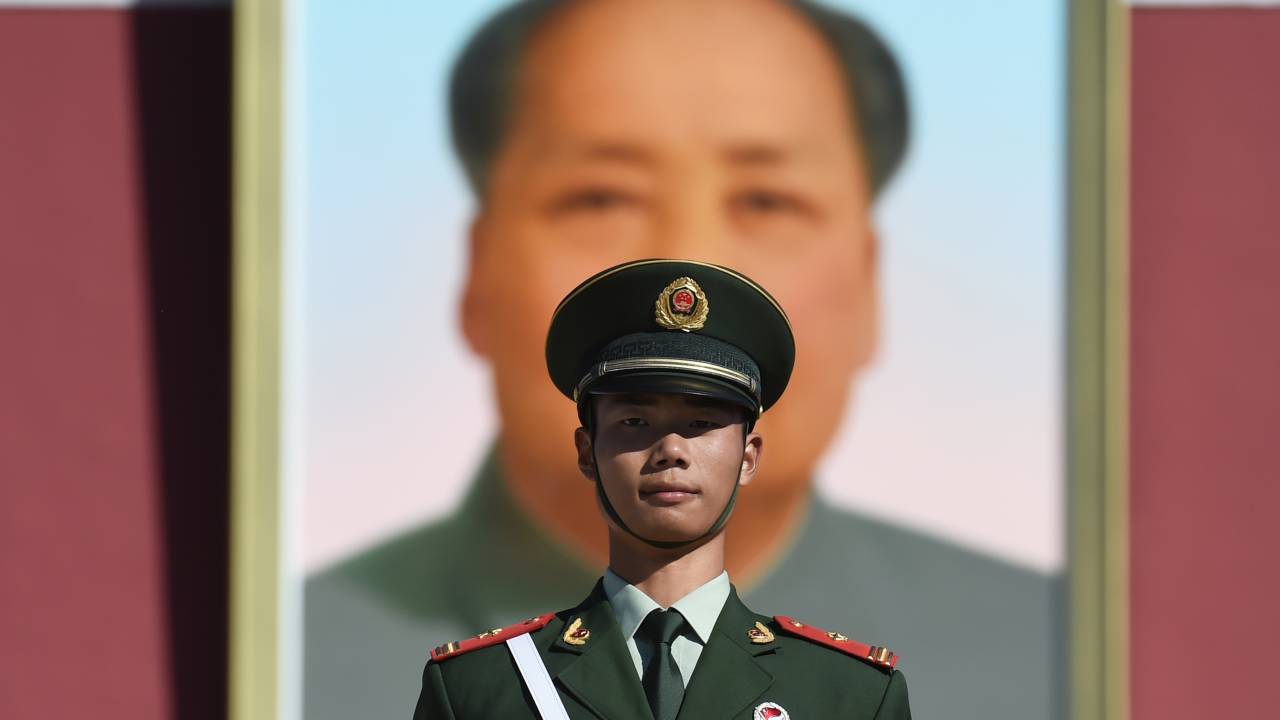 Policial monta guarda diante de retrato do líder comunista chinês Mao Tse Tung, durante preparativos para a celebração do Dia Nacional da China. O país celebra o 66º aniversário da fundação da República Popular da China - 01/10/2015