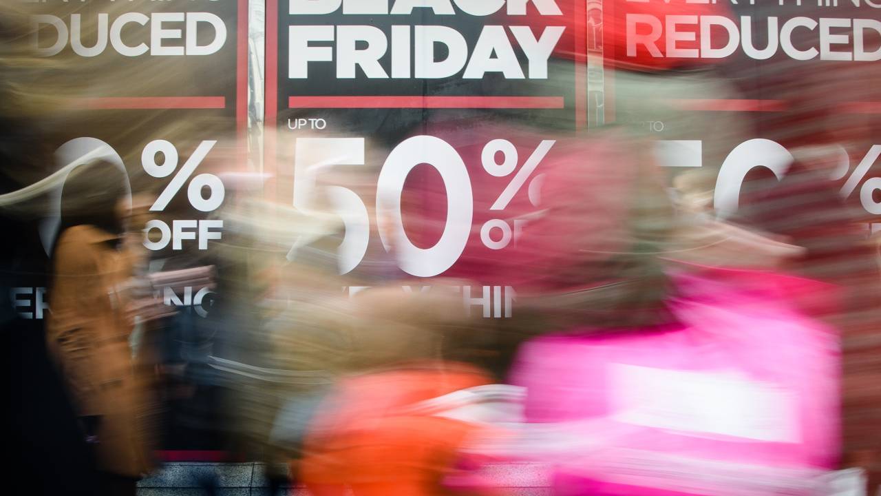 Lojas de varejo exibem anúncios da "Black Friday" em Oxford Street, no centro de Londres - 27/11/2015