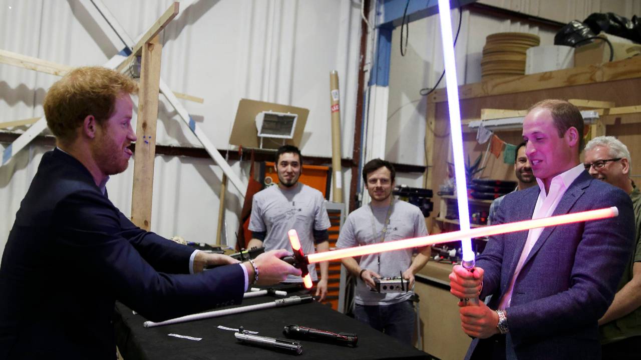 William e Harry brincam com sabres de luz