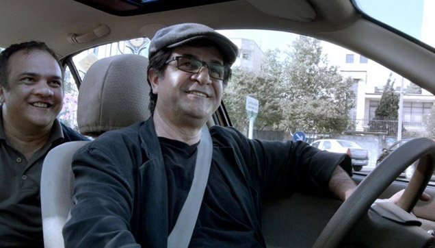 alx_jafar_panahi_taxi_original.jpeg Jafar Panahi conduz pessoas pelas ruas de Teerã em seu novo filme, 'Táxi'