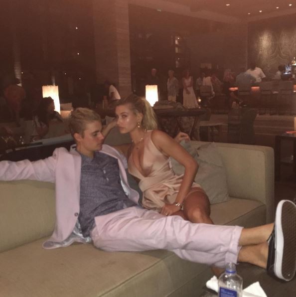 Justin Bieber ao lado da modelo Hailey Beldwin