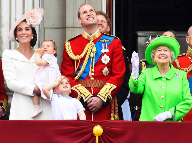 Os membros da família real: Kate Middleton (Duquesa de Cambridge), Princesa Charlotte, Príncipe George, Princípe William e Rainha Elizabeth II, assistem do Palácio de Buckingham, a parada 'Trooping the Colour', que celebra o aniversário da monarca - 11/06/2016 Os membros da família real: Kate Middleton (Duquesa de Cambridge), Princesa Charlotte, Príncipe George, Princípe William e Rainha Elizabeth II, assistem do Palácio de Buckingham, a parada 'Trooping the Colour', que celebra o aniversário da monarca - 11/06/2016