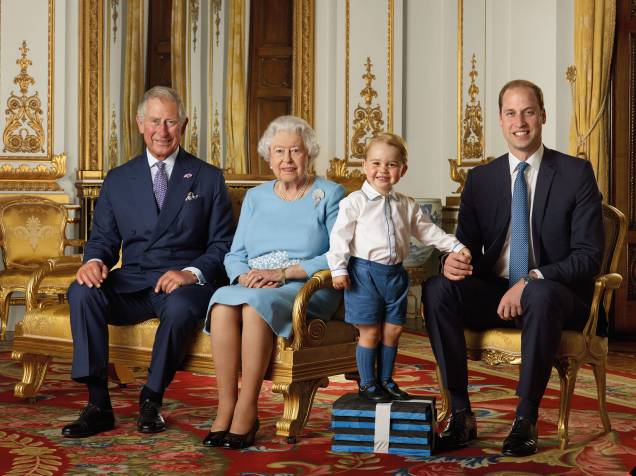 Os príncipes Charles, William e o pequeno George ao lado da rainha Elizabeth II Os príncipes Charles, William e o pequeno George ao lado da rainha Elizabeth II