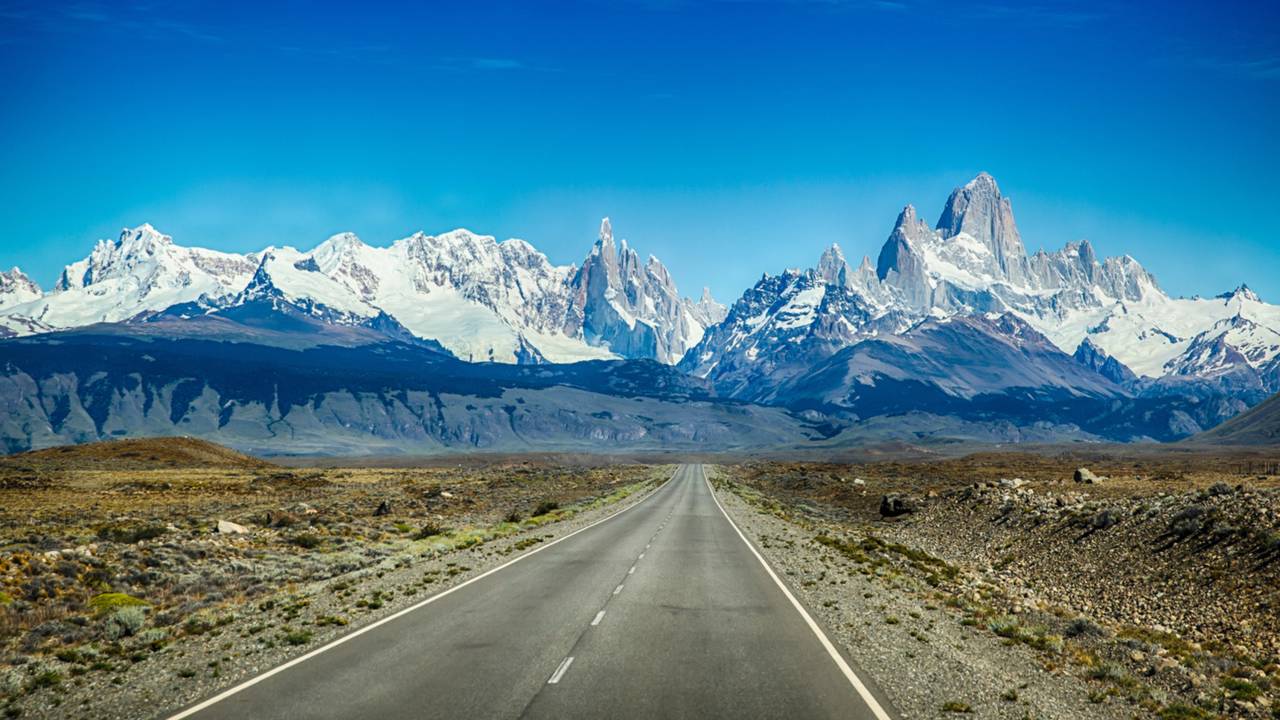O Monte Fitz Roy, ou Cerro Chaltén, fica localizado na cidade de El Chaltén, província de Santa Cruz, no extremo sul da Argentina. O nome é uma homenagem a Robert FitzRoy, capitão do HMS Beagle, navio que levou Charles Darwin em sua viagem ao redor do mundo