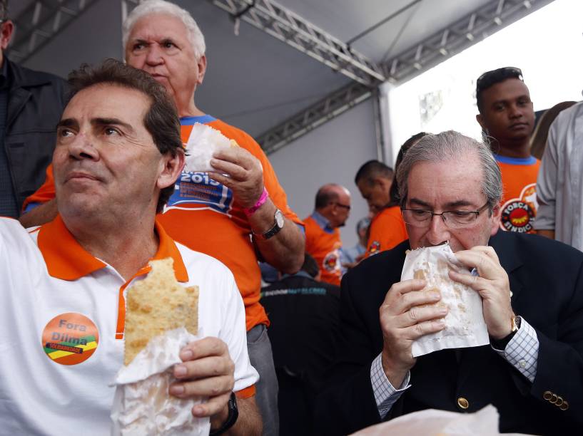 O presidente da Câmara, Eduardo Cunha (PMDB-RJ), o deputado Paulinho da Força (e), durante evento na praça Campo de Bagatelle, na zona norte de São Paulo, nesta sexta-feira (1°), durante as celebrações do Dia do Trabalho, promovido pela Força Sindical, com diversos shows gratuitos