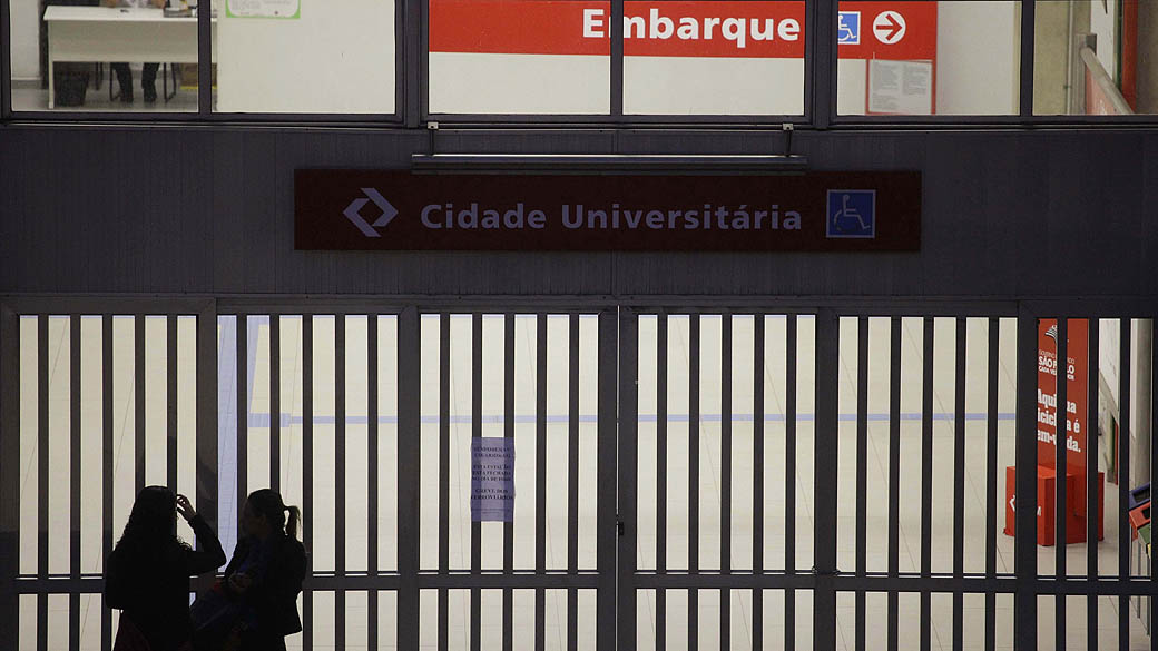 Greve Geral - CPTM: Estação Cidade Universitaria (Linha 9) é vista fechada