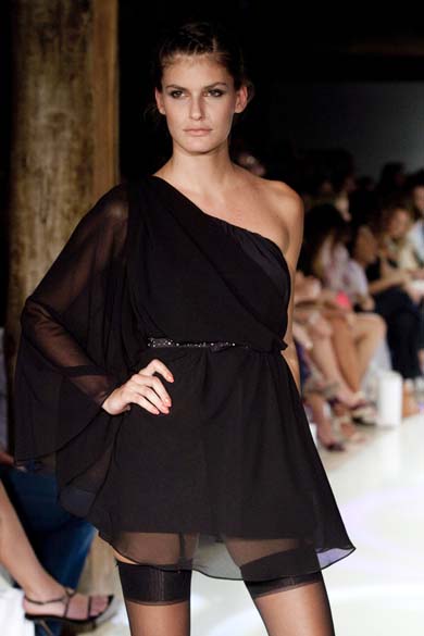 Carol Francischini durante desfile de moda Carol Francischini durante desfile de moda