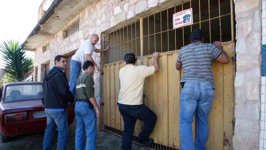 Polícia Civil de MG e RJ na casa onde estariam restos mortais de Eliza Samudio, ex-amante do goleiro Bruno, do Flamengo