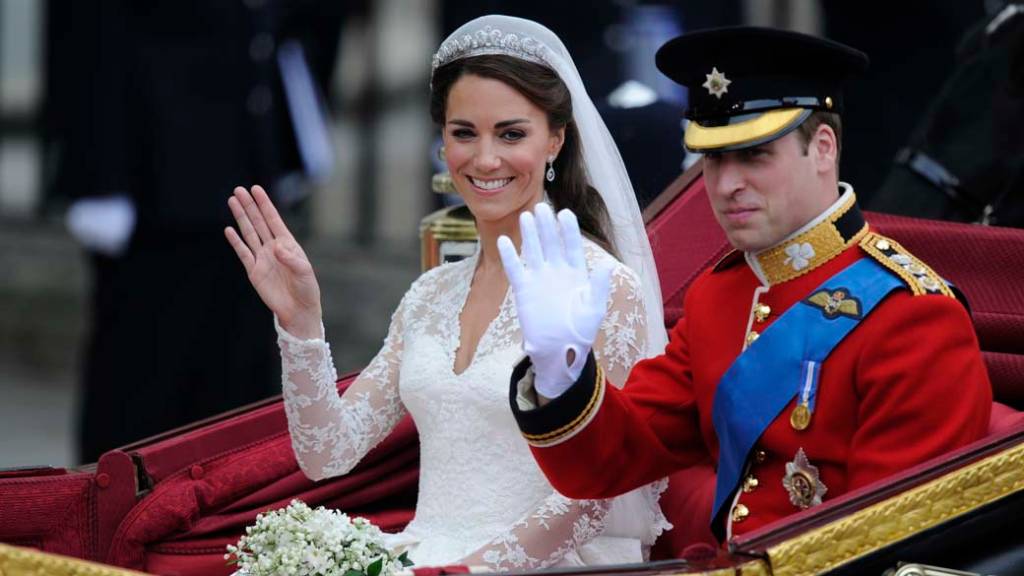 casamento-real-cerimonia-londres-20110429-27-original.jpeg Príncipe William e Kate Middleton cumprimenta os britânicos em passeio de carruagem entre a Abadia de Westminster e o Palácio de Buckingham