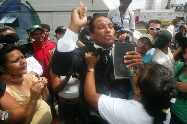 O pastor Adeliodo protesta contra a cobertura da imprensa no caso. O pastor Adeliodo protesta contra a cobertura da imprensa no caso.