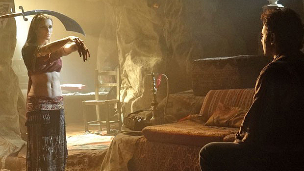Zyah (Domingos Montagner) assiste a dança sensual de Bianca (Cléo Pires)