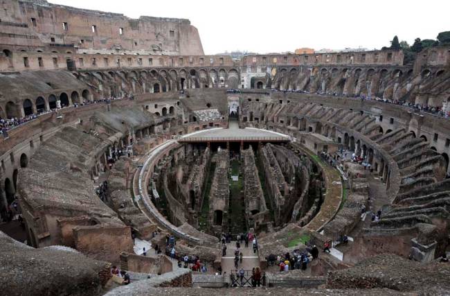 Turistas visitam o Coliseu de Roma, Itália. A partir desta quinta-feira, os turistas poderão fazer uma visita inédita às galerias subterrâneas, onde gladiadores e animais eram preparados para os conflito, que estavam fechadas desde os anos 1970 e foram restauradas