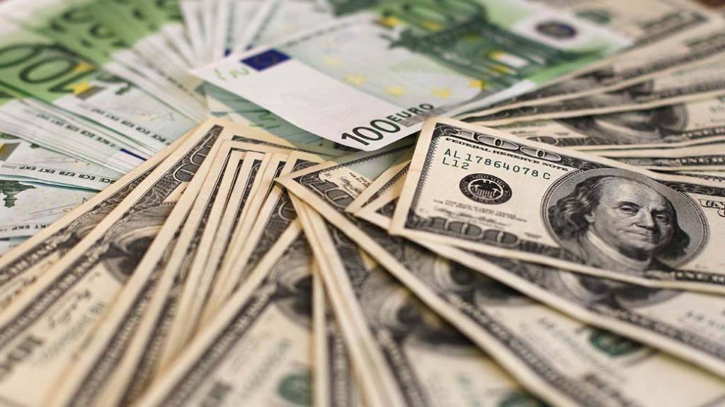 Venda de euro dispara e ultrapassa dólar por segundo mês consecutivo