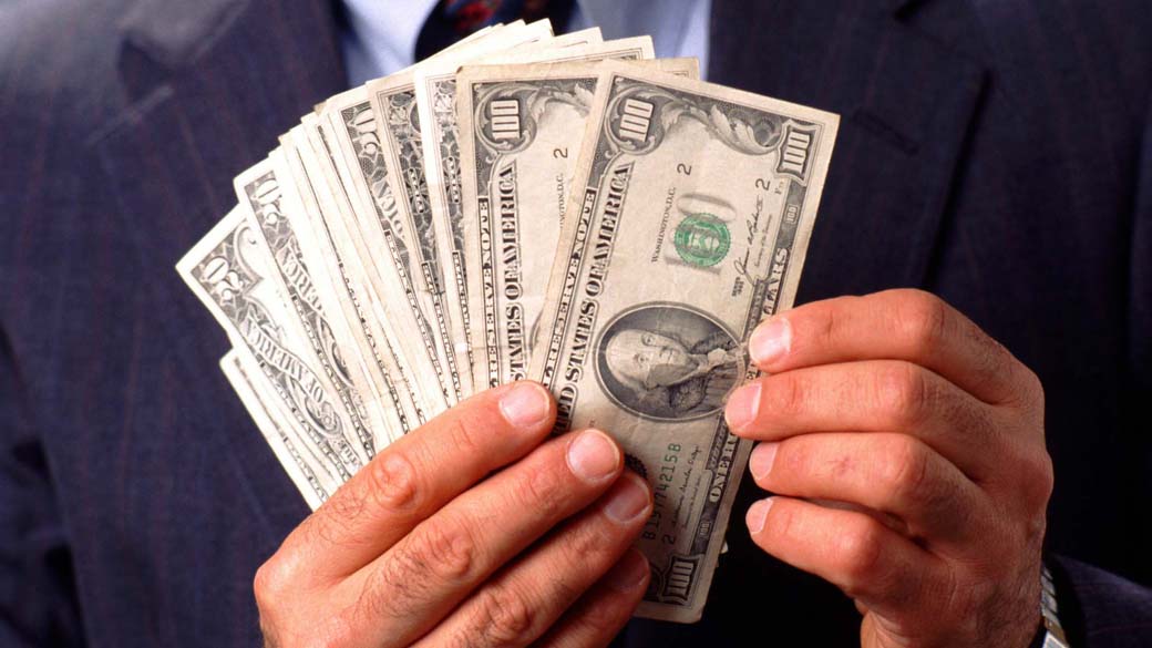 A valorização do dólar frente ao real na semana foi de 2,68% e, no mês, a alta é de 1,31%