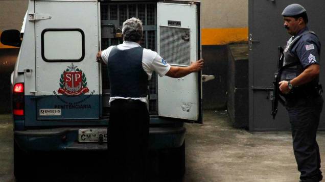 Lindemberg Alves, de 25 anos, acusado de matar a ex-namorada, chegando para o segundo dia de julgamento Lindemberg Alves, de 25 anos, acusado de matar a ex-namorada, chegando para o segundo dia de julgamento