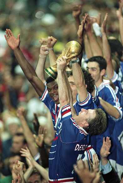 esporte-futebol-copa-1998-20140523-30-original.jpeg Didier Deschamps, da seleção francesa, comemorando a conquista da Copa do Mundo de 1998, no jogo contra o Brasil, no State de France