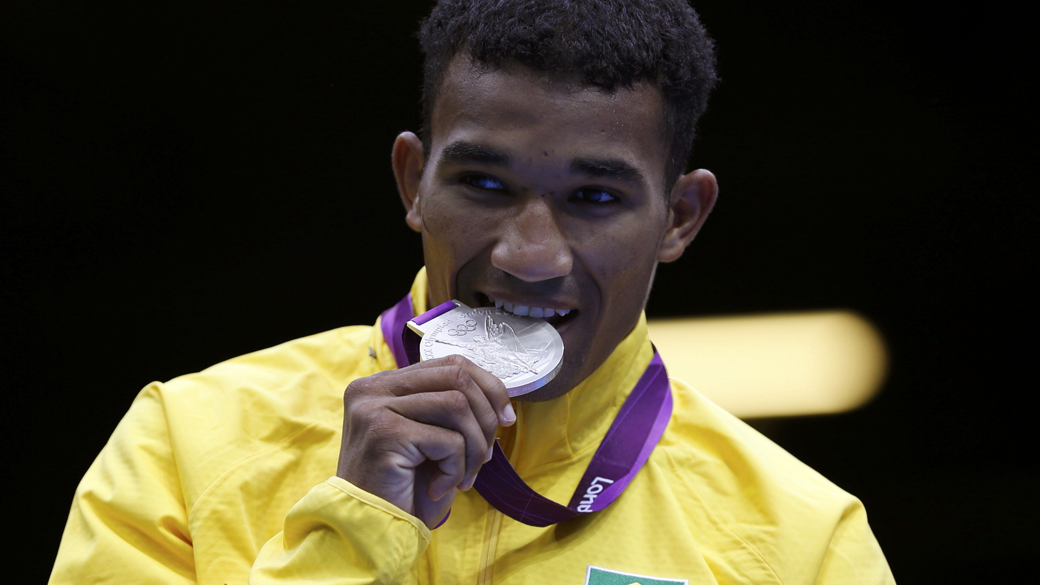 Por que o boxeador Esquiva Falcão vendeu medalha olímpica?