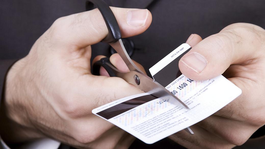 Homem destrói cartão de crédito