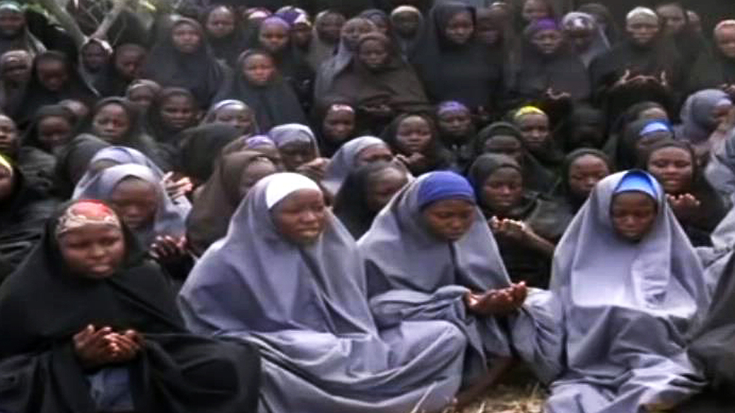 Vídeo divulgado pelo Boko Haram, que sequestrou mais de 200 jovens na Nigéria, as meninas feitas reféns vestem hijabs (trajes tradicionais islâmicos) enquanto conversam em local desconhecido