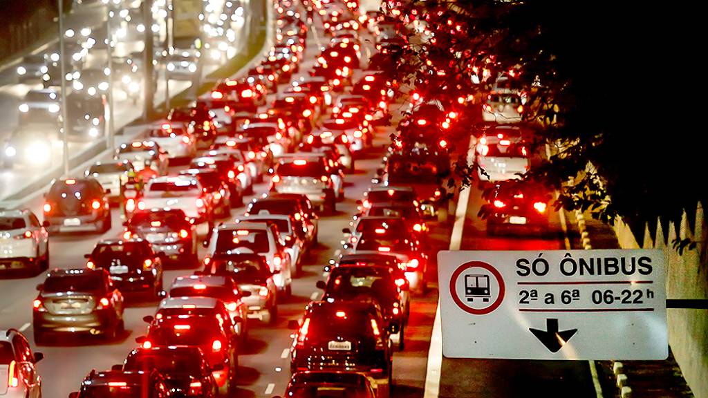 Com corredor de ônibus, táxi é 30% mais rápido que carro de aplicativo