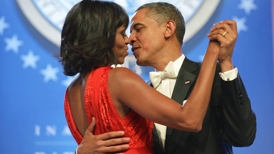 Após posse, Obama dança com Michelle em baile de gala