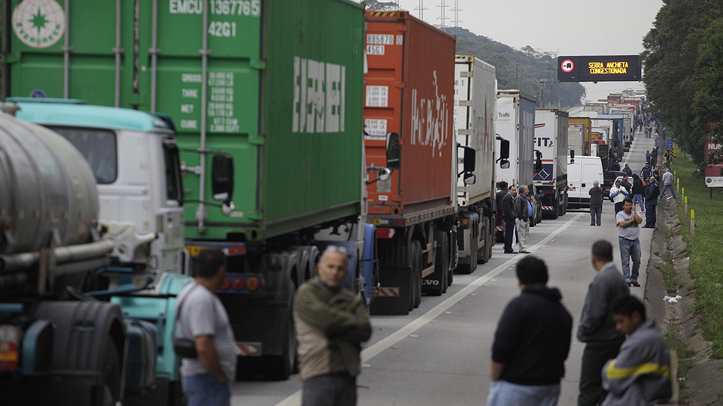Motoristas de carros de passeio e caminhoneiros enfrentam grande congestionamento logo após o pedágio na rodovia Anchieta, sentido Litoral, durante a manhã desta terça-feira (28). Um decreto da Prefeitura de Cubatão restringiu o acesso a dois pátios de estacionamento de caminhões que acessam o porto de Santos