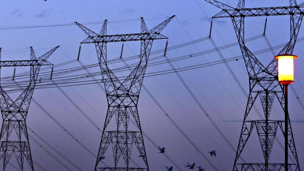 Aneel define bandeira amarela para novembro, e conta de luz ficará mais barata