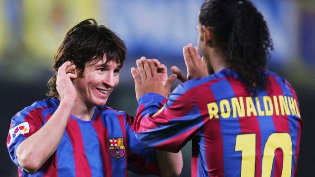 Lionel Messi e Ronaldinho, jogadores do Barcelona, comemoram depois de vencer o Villarreal durante partida do campeonato espanhol, em 2005 Lionel Messi e Ronaldinho, jogadores do Barcelona, comemoram depois de vencer o Villarreal durante partida do campeonato espanhol, em 2005