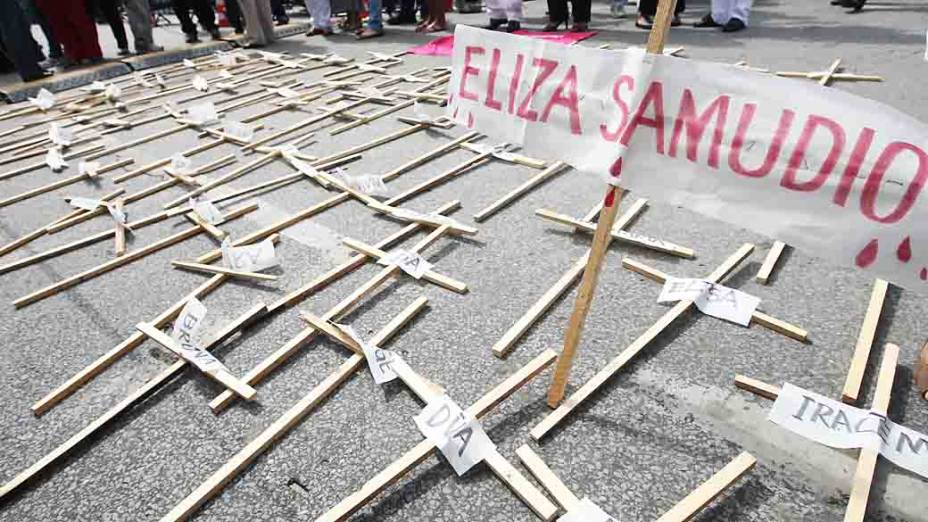 Populares realizam manifestação em frente ao fórum de Contagem, Minas Gerais antes do início do julgamento do goleiro Bruno e outros 4 acusados de sequestro e assassinato de Eliza Samudio