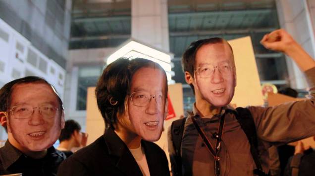 Em Hong Kong, ativistas pedem a liberação do dissidente chinês Liu Xiaobo, ganhador do Prêmio Nobel da Paz Em Hong Kong, ativistas pedem a liberação do dissidente chinês Liu Xiaobo, ganhador do Prêmio Nobel da Paz