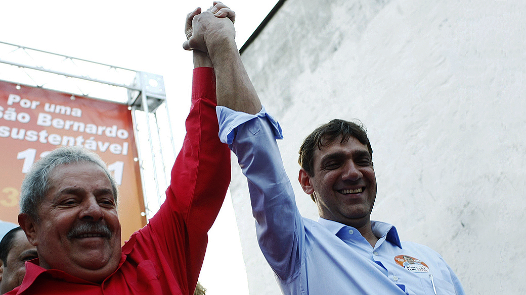Lula e seu filho, Marcos Cláudio Lula da Silva, na inauguração do comitê de Marcos, candidato a vereador pelo PT em São Bernardo