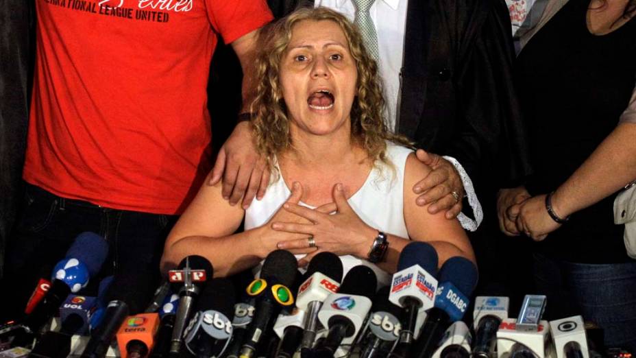 A mãe da garota Eloá, Ana Cristina concede entrevista coletiva ao lado dos filhos e do advogado da família no fórum de Santo André após anúncio da sentença que condenou Lindemberg